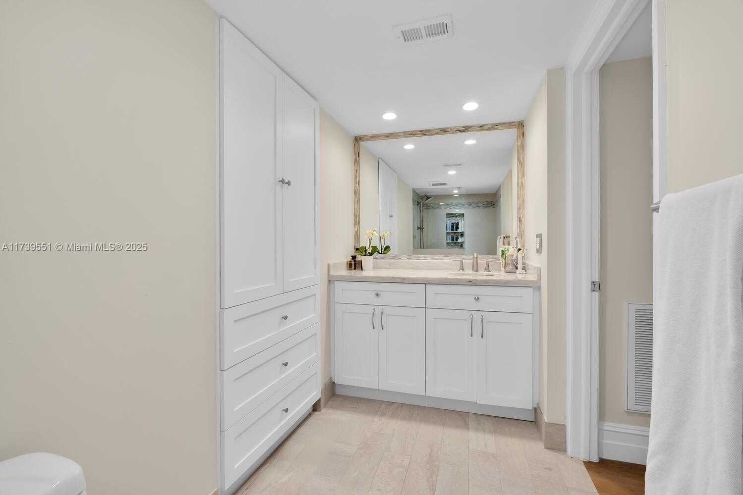 Small Image of 801 NORTH VENETIAN DR #201, Miami Number 26