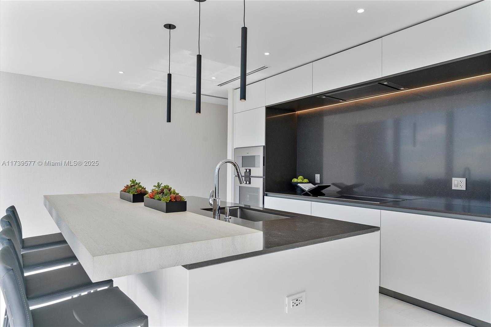 Small Image of 300 BISCAYNE BLVD WAY #2701, Miami Number 15