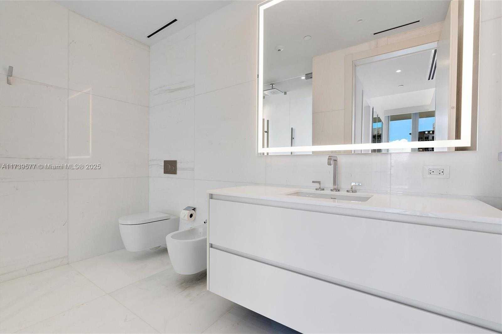 Small Image of 300 BISCAYNE BLVD WAY #2701, Miami Number 25