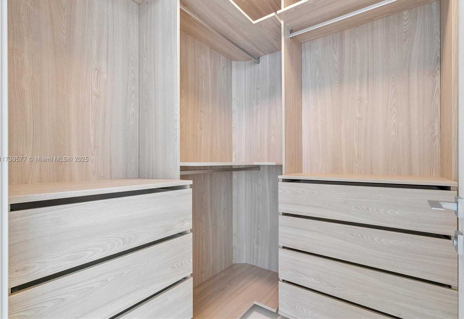 Small Image of 300 BISCAYNE BLVD WAY #2701, Miami Number 38