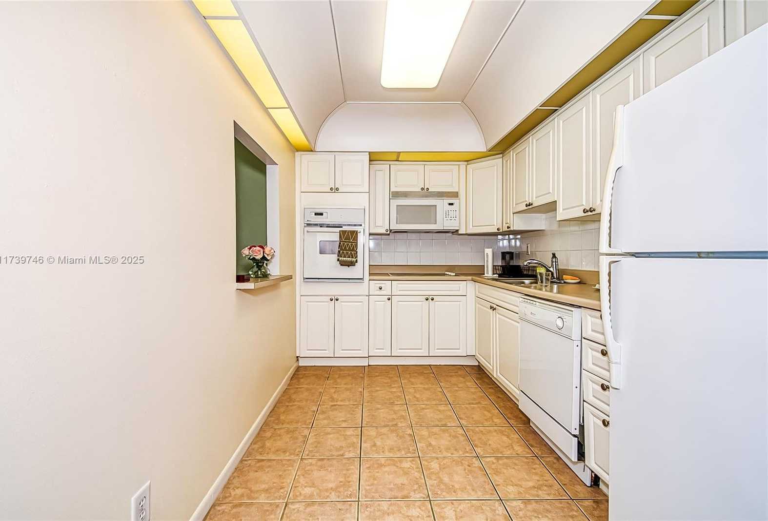 Small Image of Building B, 19380 Collins Ave, Sunny Isles Beach, FL 33160, USA Number 6