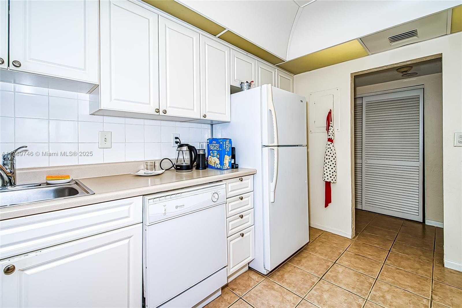 Small Image of Building B, 19380 Collins Ave, Sunny Isles Beach, FL 33160, USA Number 7