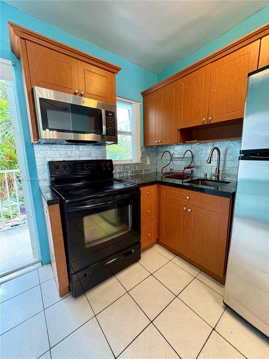 Small Image of 1420 Pennsylvania Ave, Miami Beach, FL 33139, USA Number 16