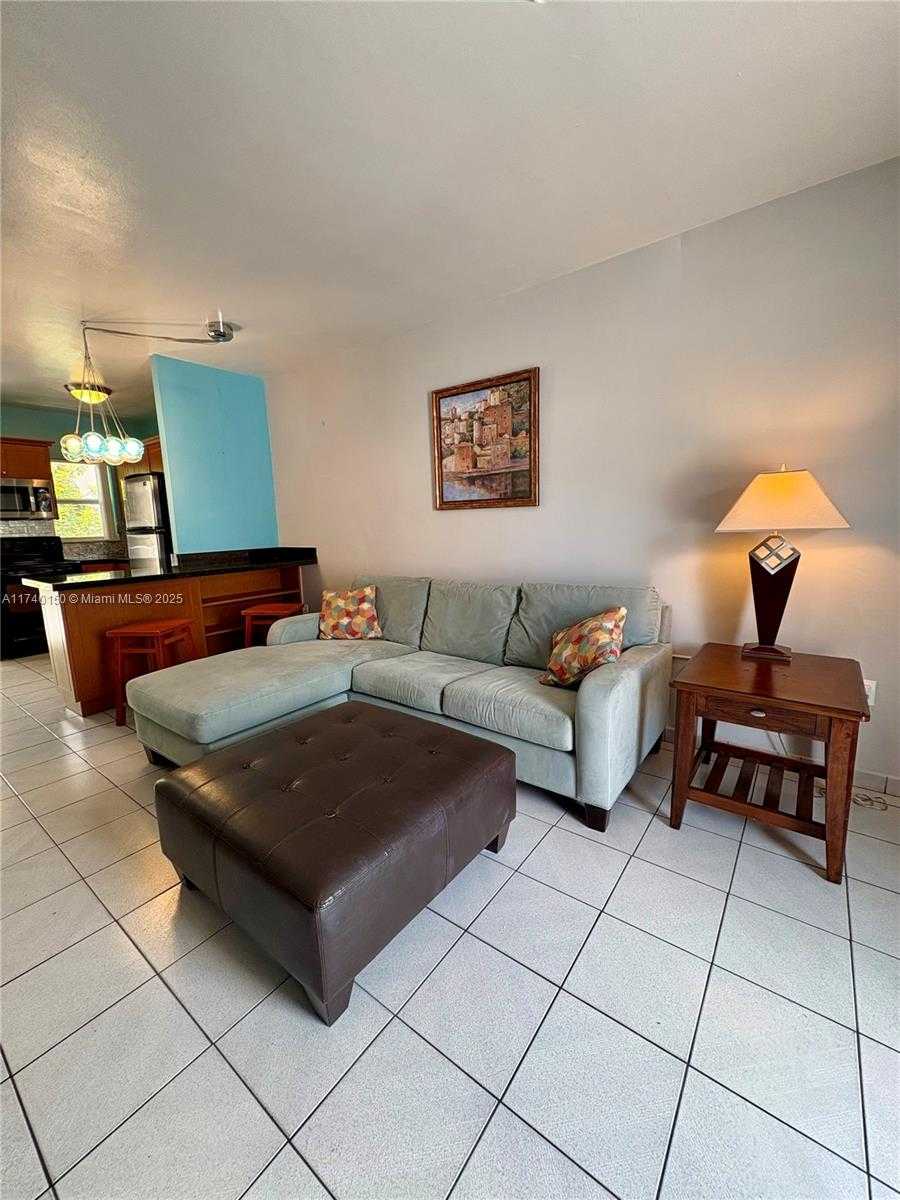 Small Image of 1420 Pennsylvania Ave, Miami Beach, FL 33139, USA Number 2