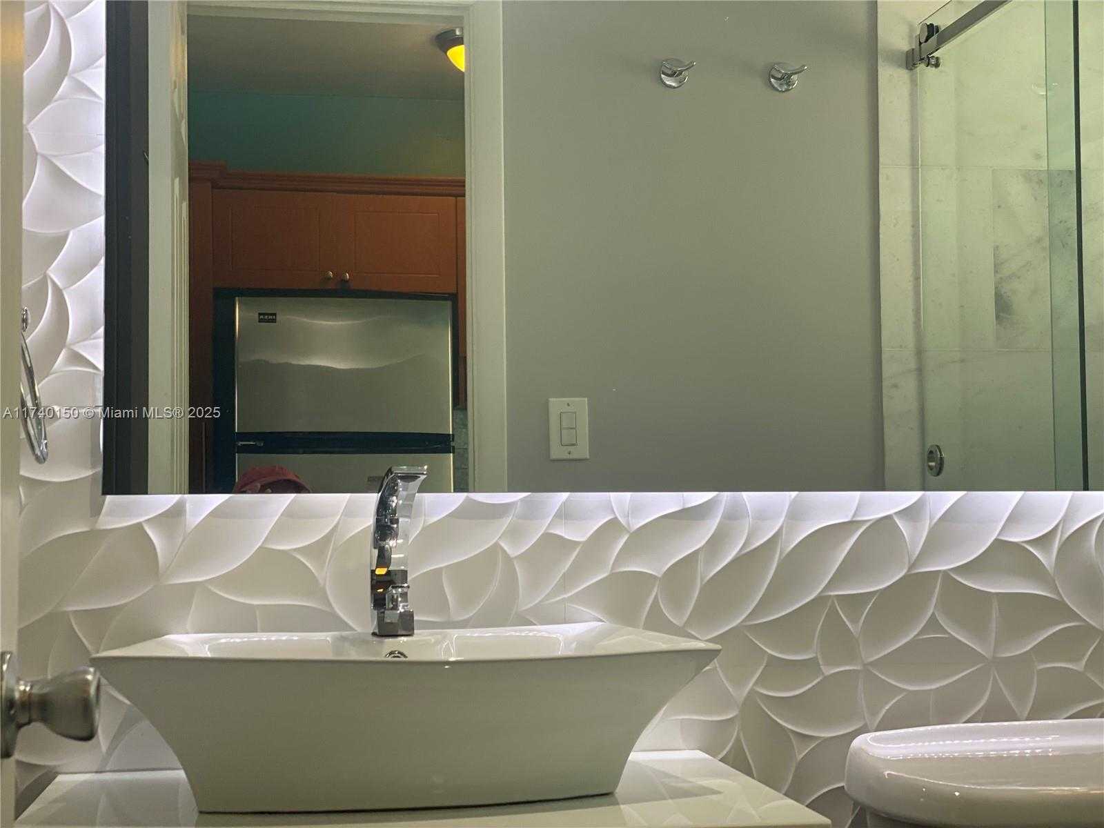 Small Image of 1420 Pennsylvania Ave, Miami Beach, FL 33139, USA Number 3