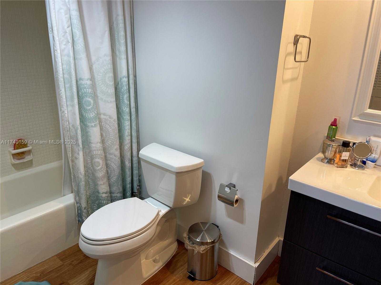 Small Image of 500 BAYVIEW DR #1719, Sunny Isles Beach Number 14