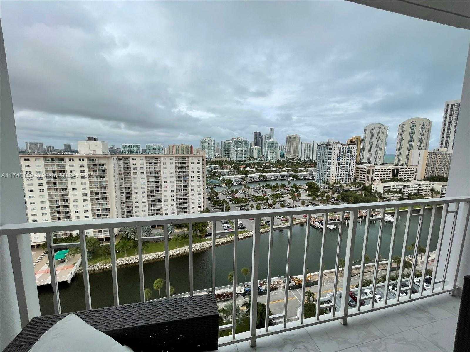 Small Image of 500 BAYVIEW DR #1719, Sunny Isles Beach Number 3