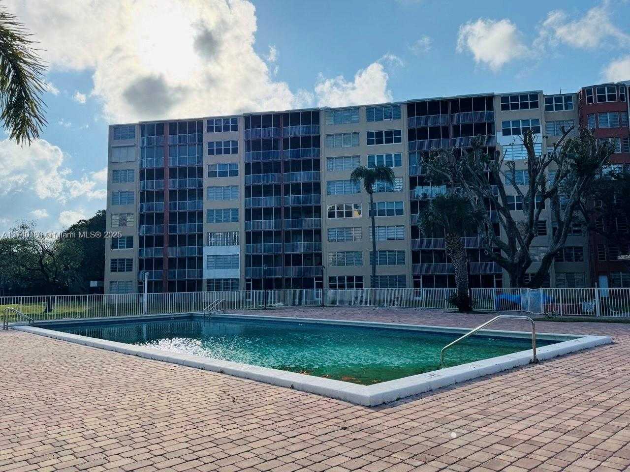 Small Image of 1750 NORTH EAST 191ST ST #129-4, Miami Number 33