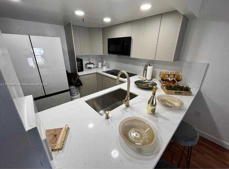 Small Image of 540 BRICKELL KEY DR #728, Miami Number 14