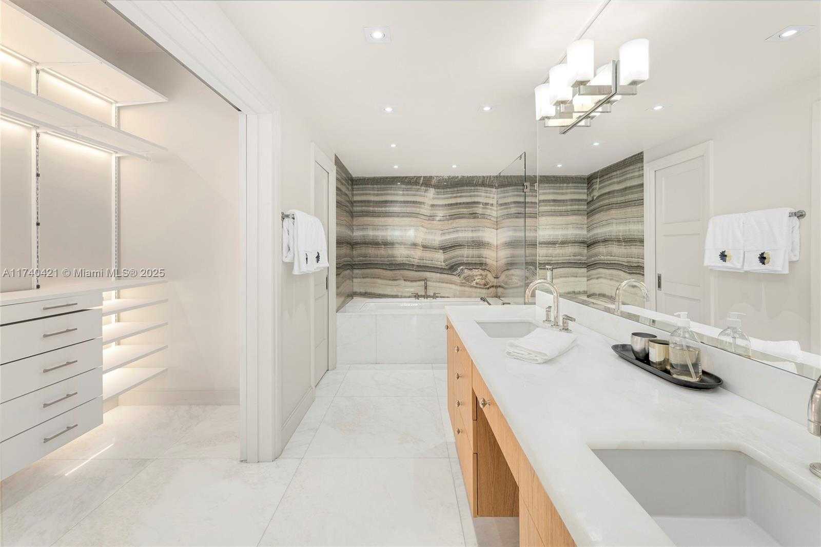 Small Image of 2042 FISHER ISLAND DR #2042, Miami Beach Number 11