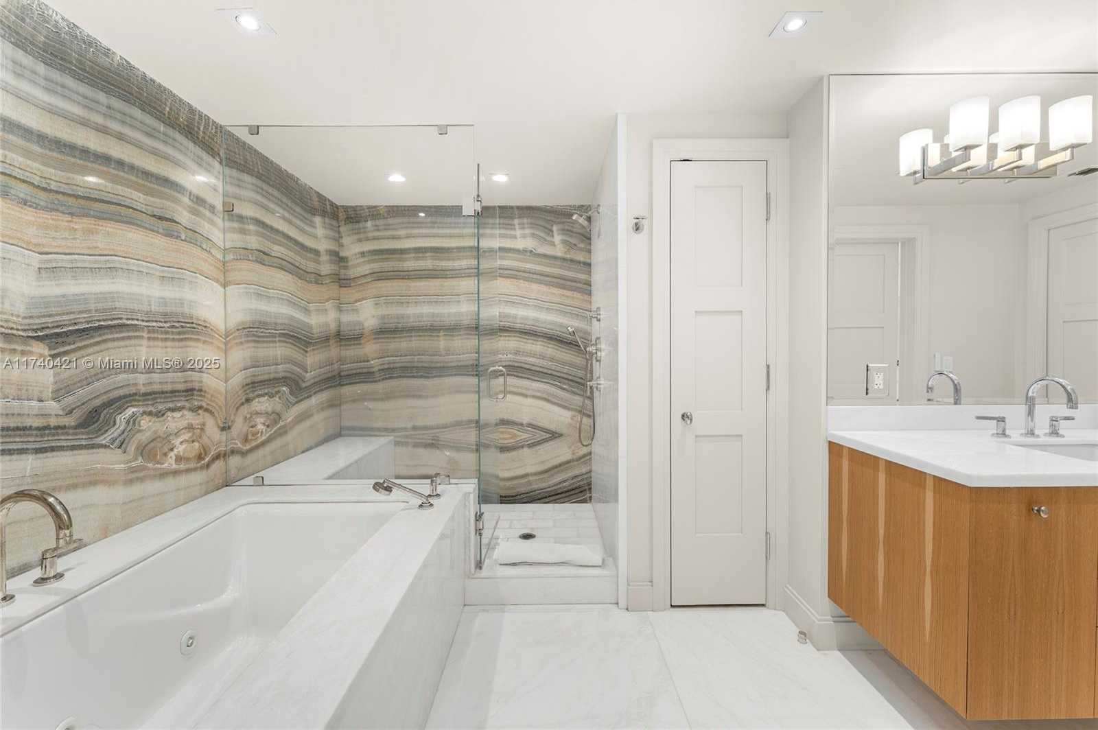 Small Image of 2042 FISHER ISLAND DR #2042, Miami Beach Number 13