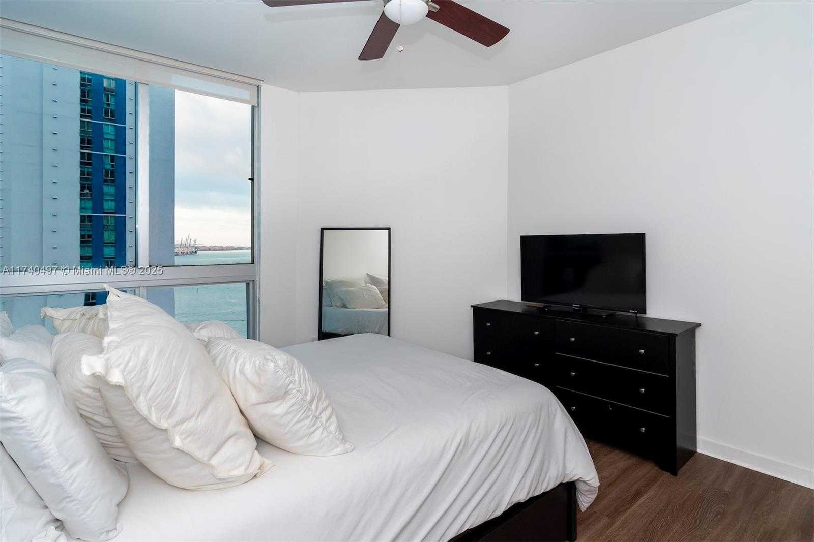 Small Image of 300 SOUTH BISCAYNE BLVD #T-1716, Miami Number 25