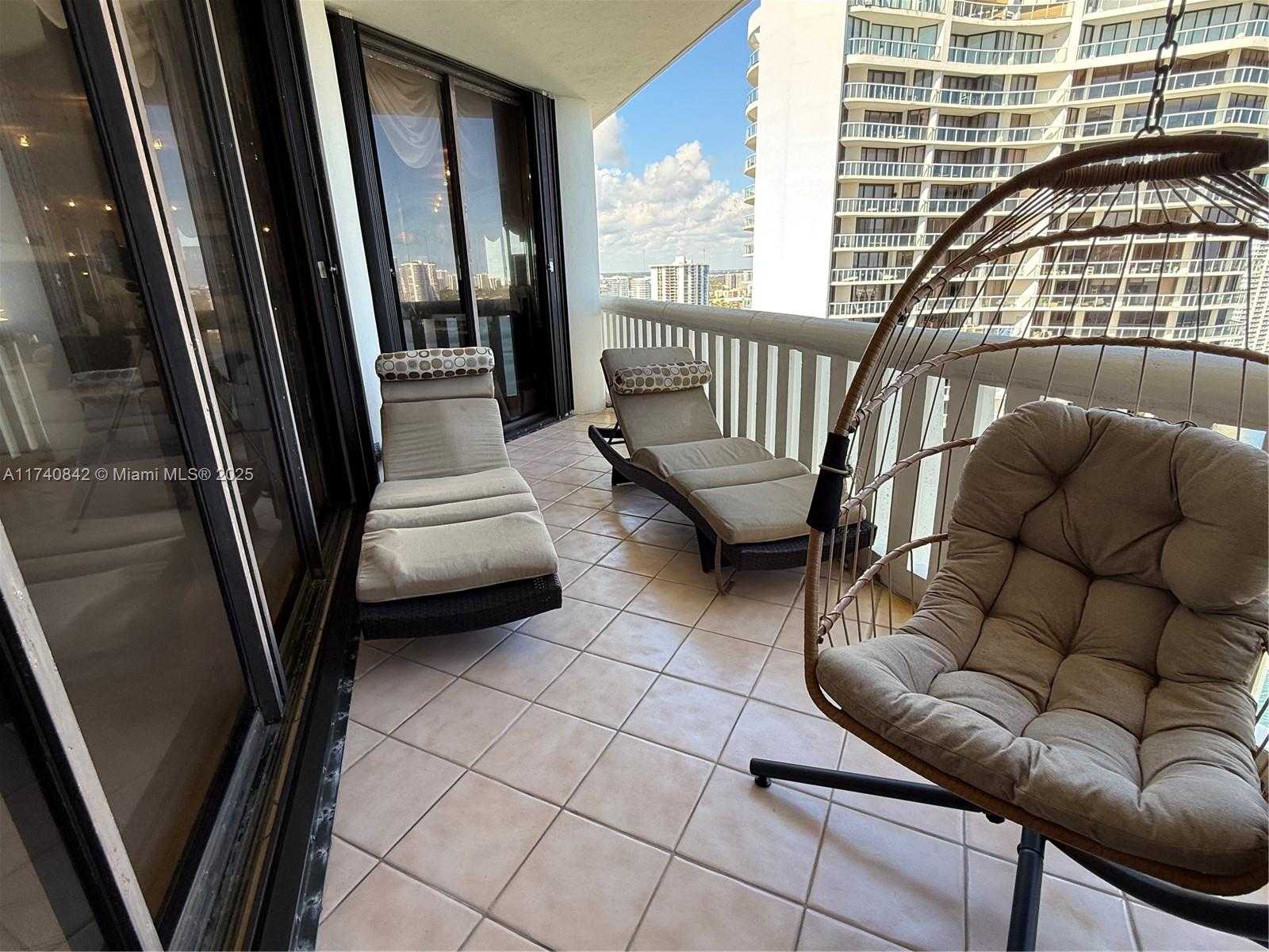 Small Image of 3000 ISLAND BL #2504, Aventura Number 10