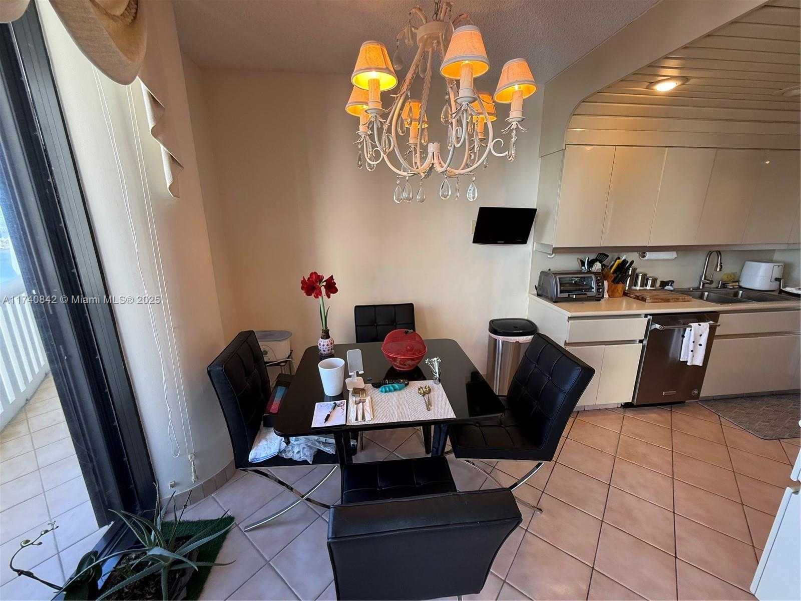 Small Image of 3000 ISLAND BL #2504, Aventura Number 17