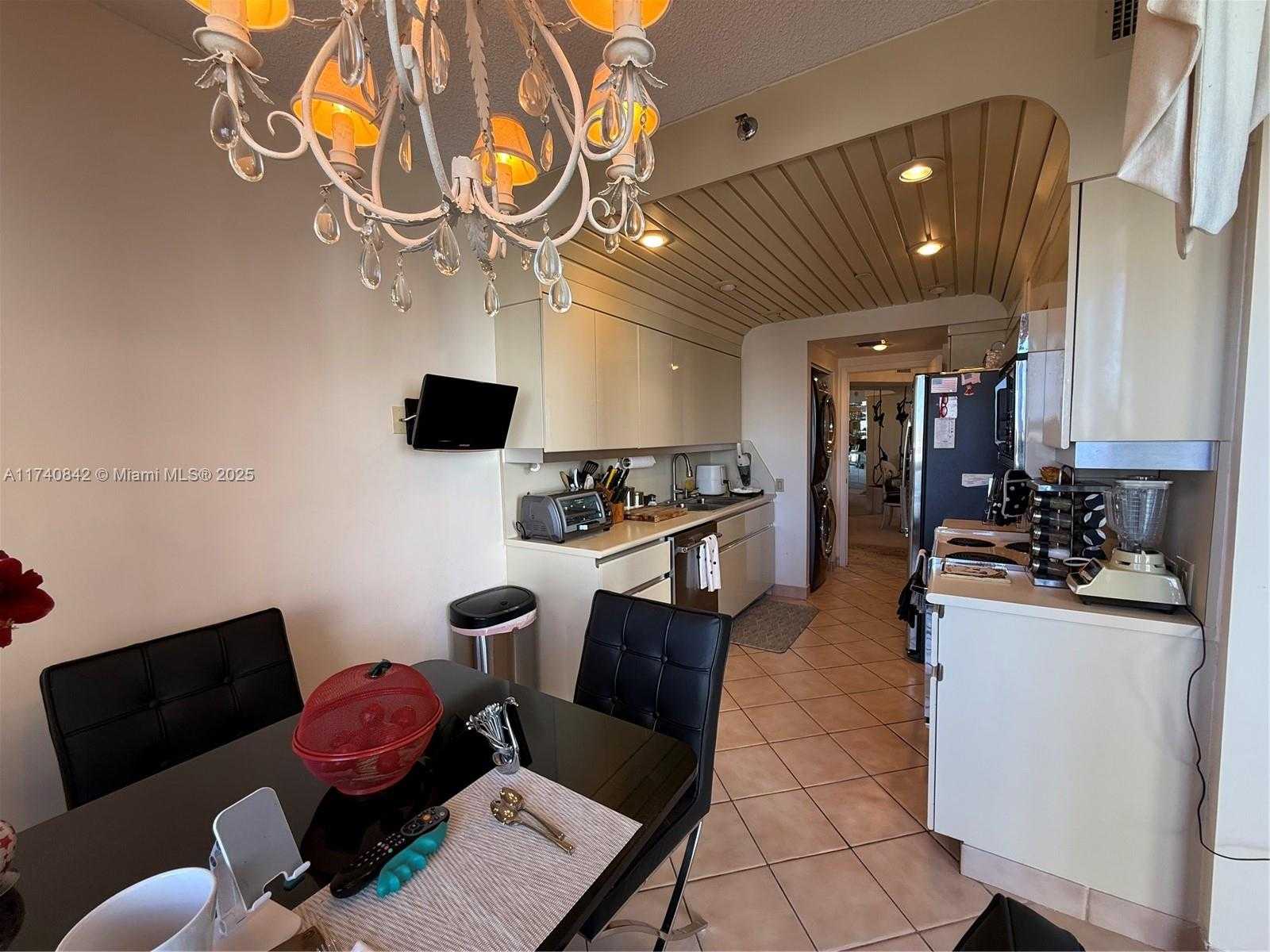 Small Image of 3000 ISLAND BL #2504, Aventura Number 18