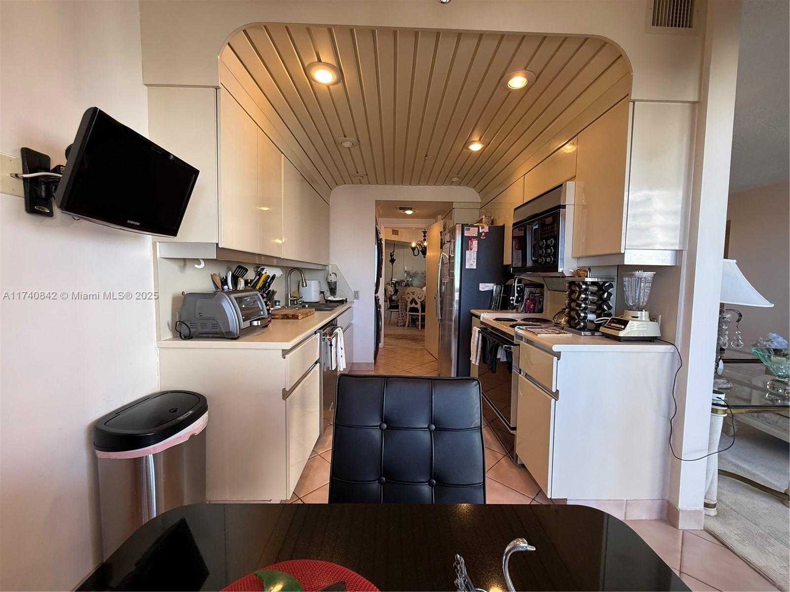Small Image of 3000 ISLAND BL #2504, Aventura Number 19