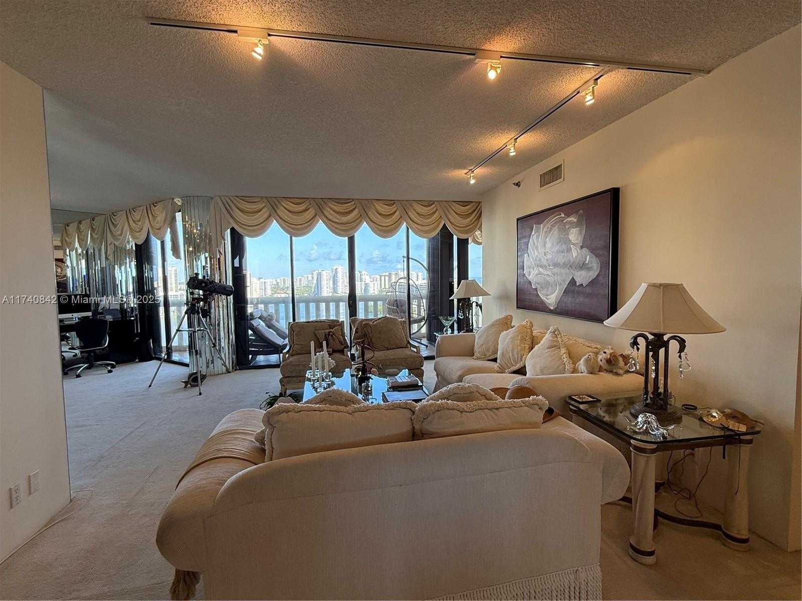 Small Image of 3000 ISLAND BL #2504, Aventura Number 2