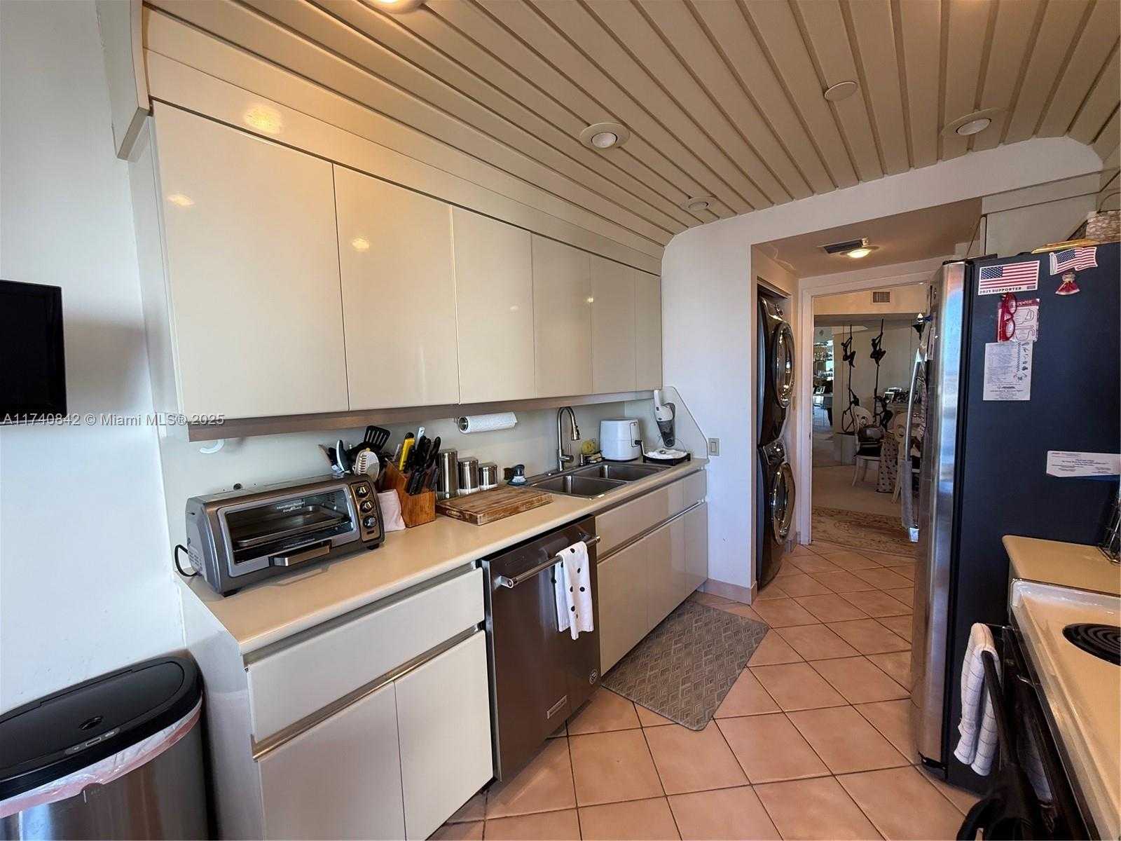 Small Image of 3000 ISLAND BL #2504, Aventura Number 20