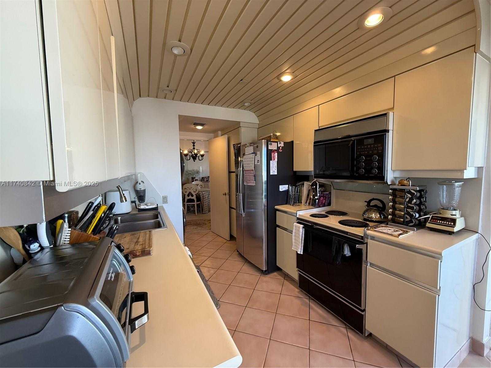 Small Image of 3000 ISLAND BL #2504, Aventura Number 21
