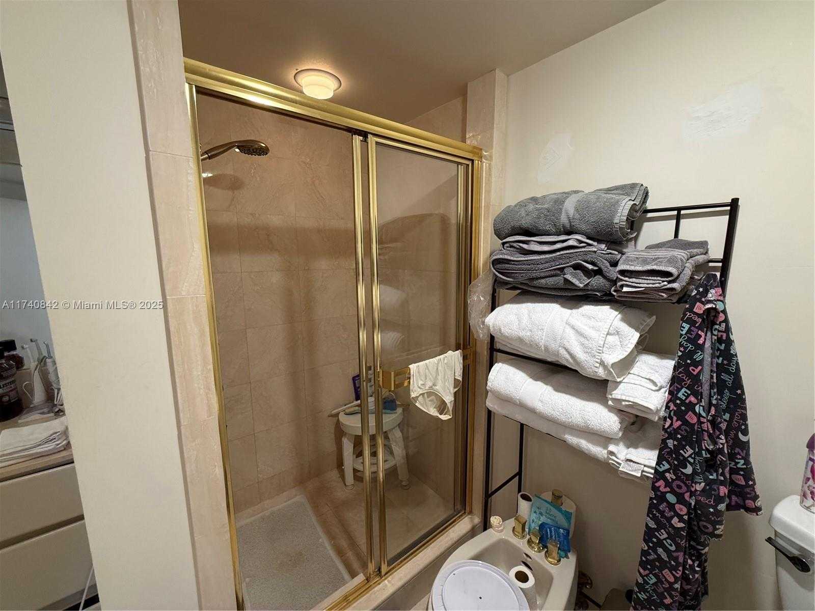 Small Image of 3000 ISLAND BL #2504, Aventura Number 27
