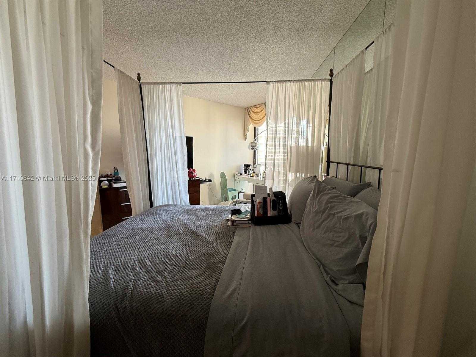 Small Image of 3000 ISLAND BL #2504, Aventura Number 28
