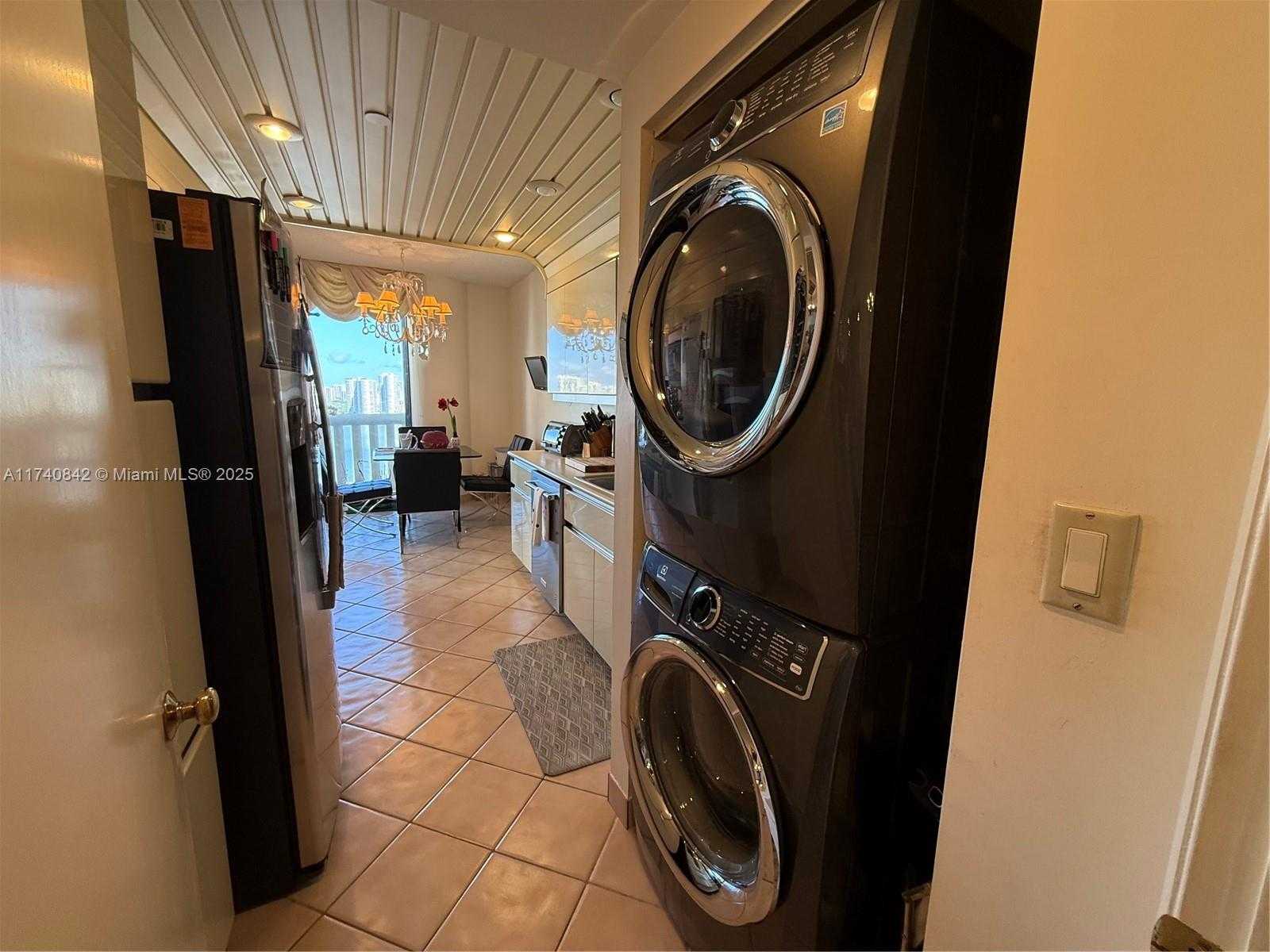 Small Image of 3000 ISLAND BL #2504, Aventura Number 30
