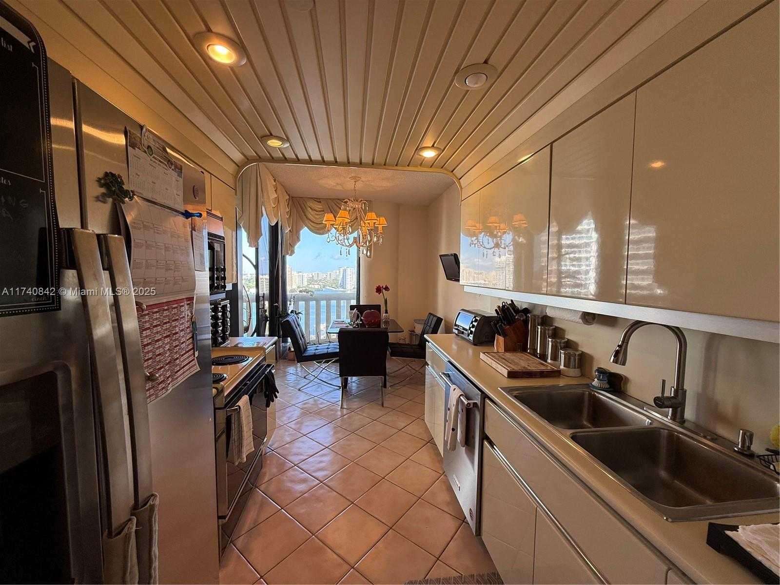Small Image of 3000 ISLAND BL #2504, Aventura Number 31