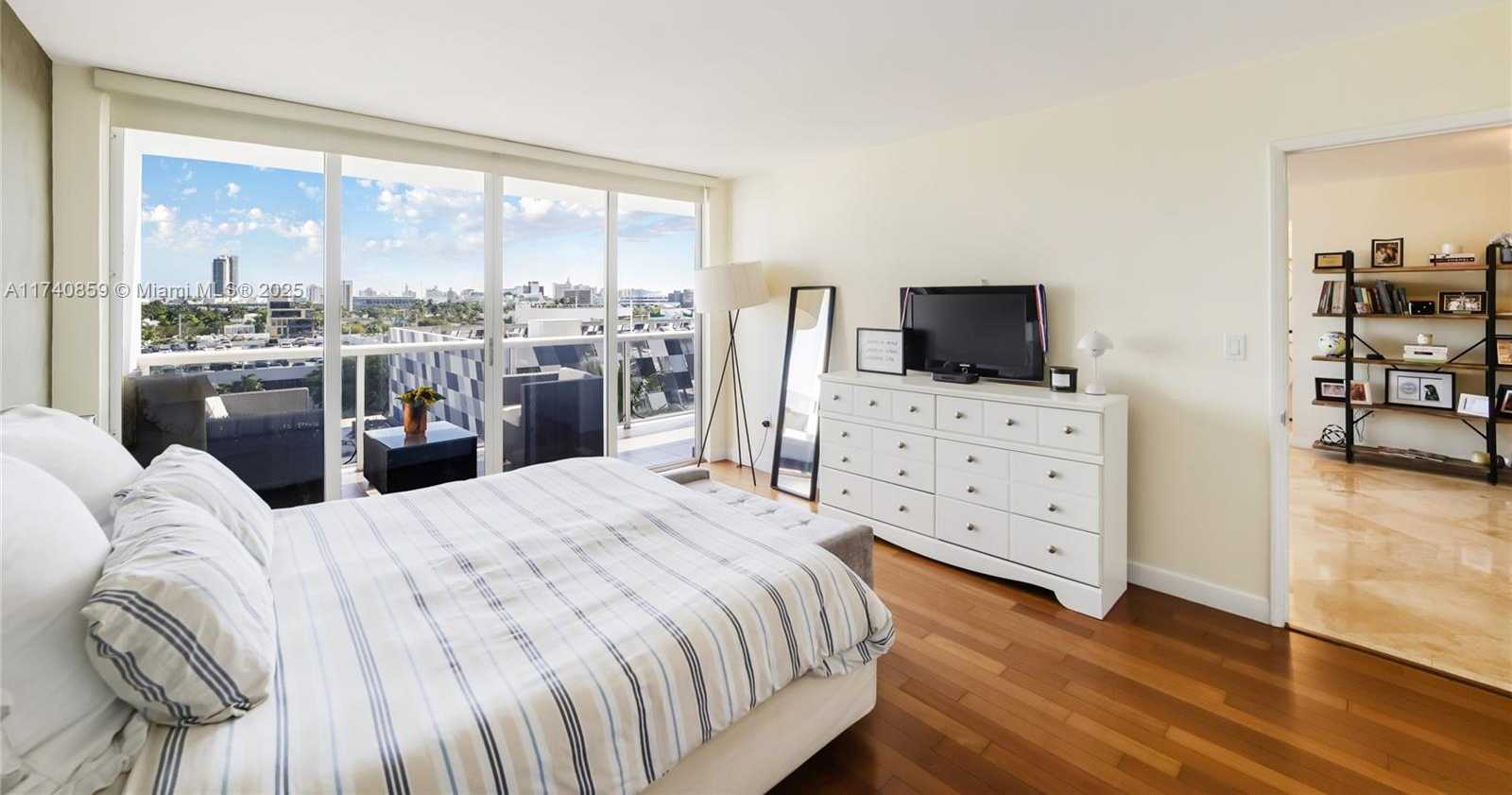 Small Image of 1900 SUNSET HARBOUR DR #811, Miami Beach Number 23