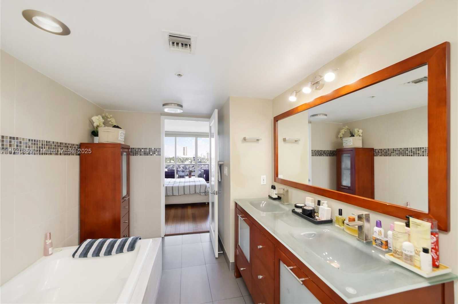 Small Image of 1900 SUNSET HARBOUR DR #811, Miami Beach Number 26
