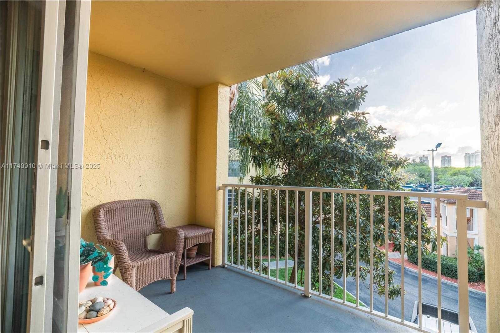 Small Image of 19999 EAST COUNTRY CLUB DR #1/305, Aventura Number 3