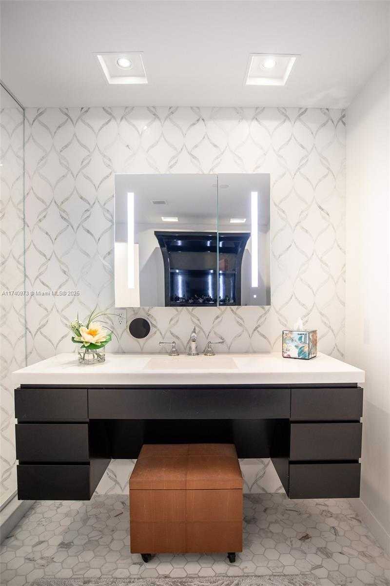 Small Image of 3535 HIAWATHA AVE #403, Coconut Grove Number 9