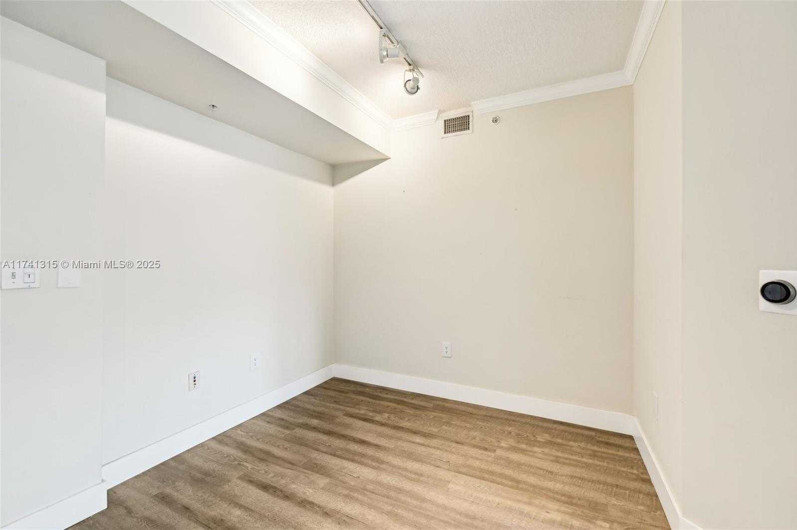 Small Image of 2000 NORTH BAYSHORE DR #304, Miami Number 12