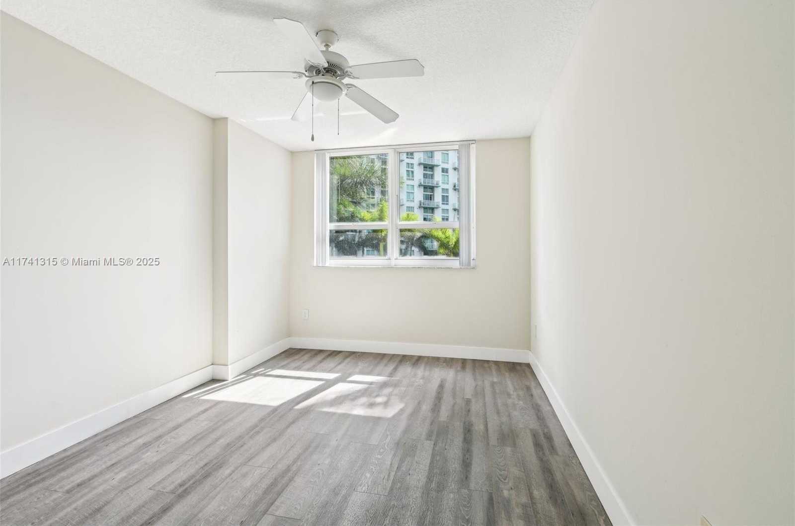 Small Image of 2000 NORTH BAYSHORE DR #304, Miami Number 15