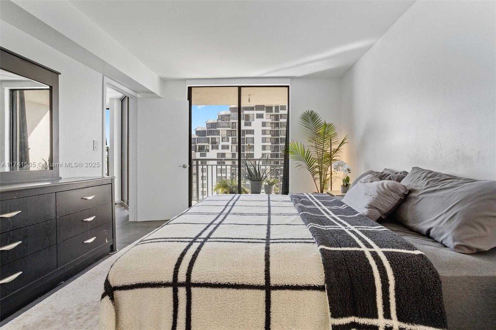 Small Image of 540 BRICKELL KEY DR #1519, Miami Number 20