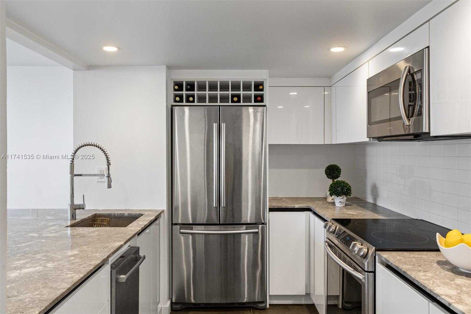 Small Image of 540 BRICKELL KEY DR #1519, Miami Number 6