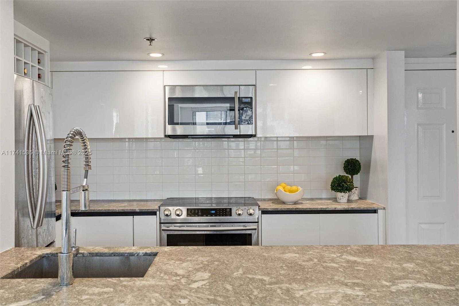 Small Image of 540 BRICKELL KEY DR #1519, Miami Number 8