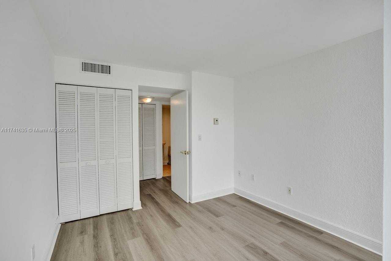 Small Image of 1450 BRICKELL BAY DR #503, Miami Number 12