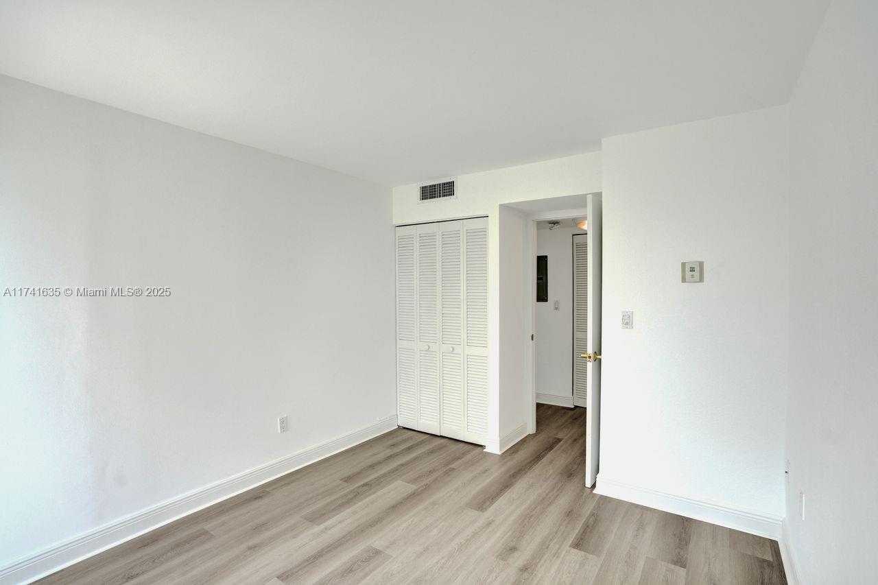 Small Image of 1450 BRICKELL BAY DR #503, Miami Number 13