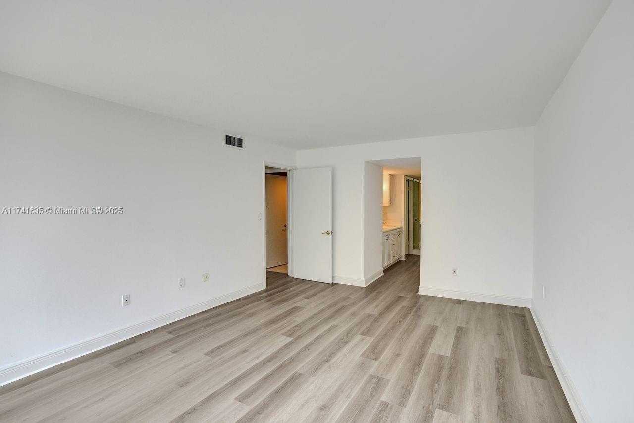 Small Image of 1450 BRICKELL BAY DR #503, Miami Number 17