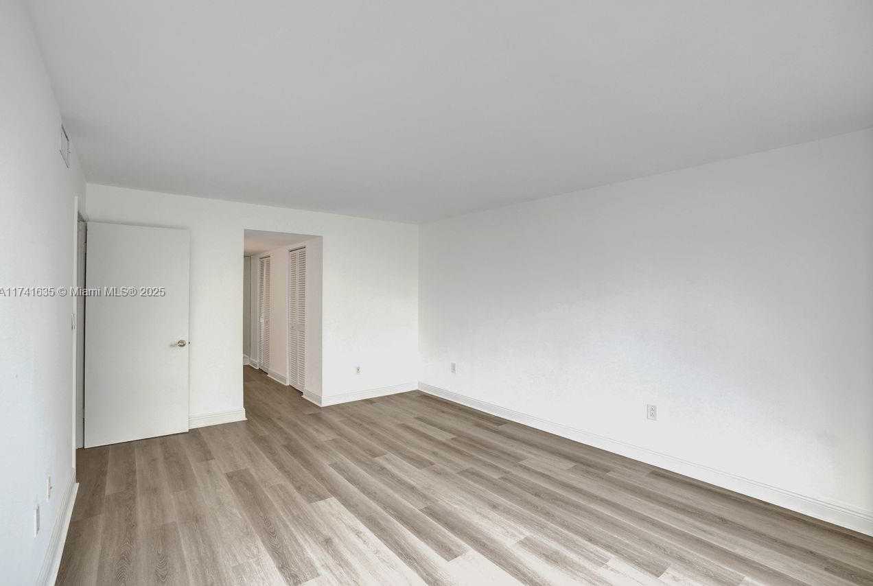 Small Image of 1450 BRICKELL BAY DR #503, Miami Number 18