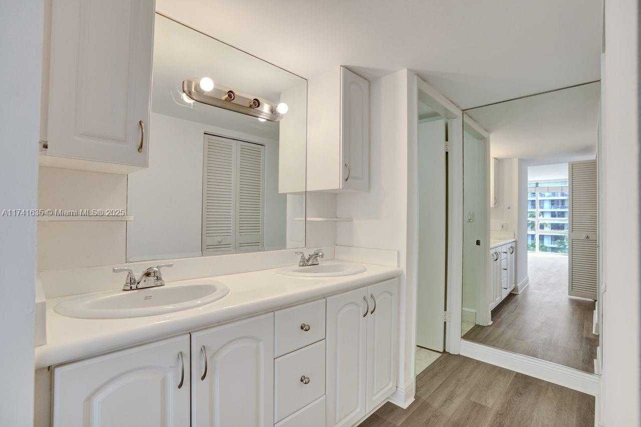 Small Image of 1450 BRICKELL BAY DR #503, Miami Number 21