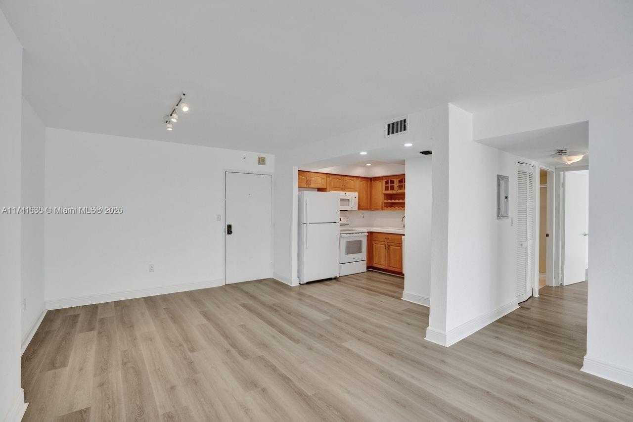 Small Image of 1450 BRICKELL BAY DR #503, Miami Number 3