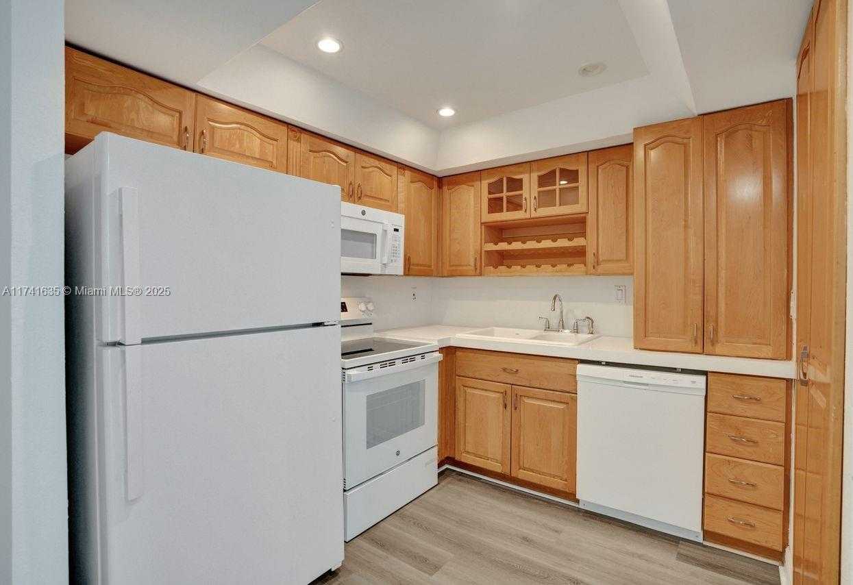 Small Image of 1450 BRICKELL BAY DR #503, Miami Number 7