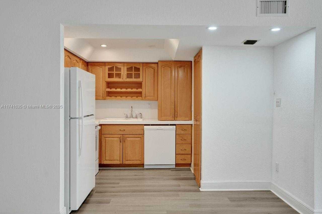 Small Image of 1450 BRICKELL BAY DR #503, Miami Number 8