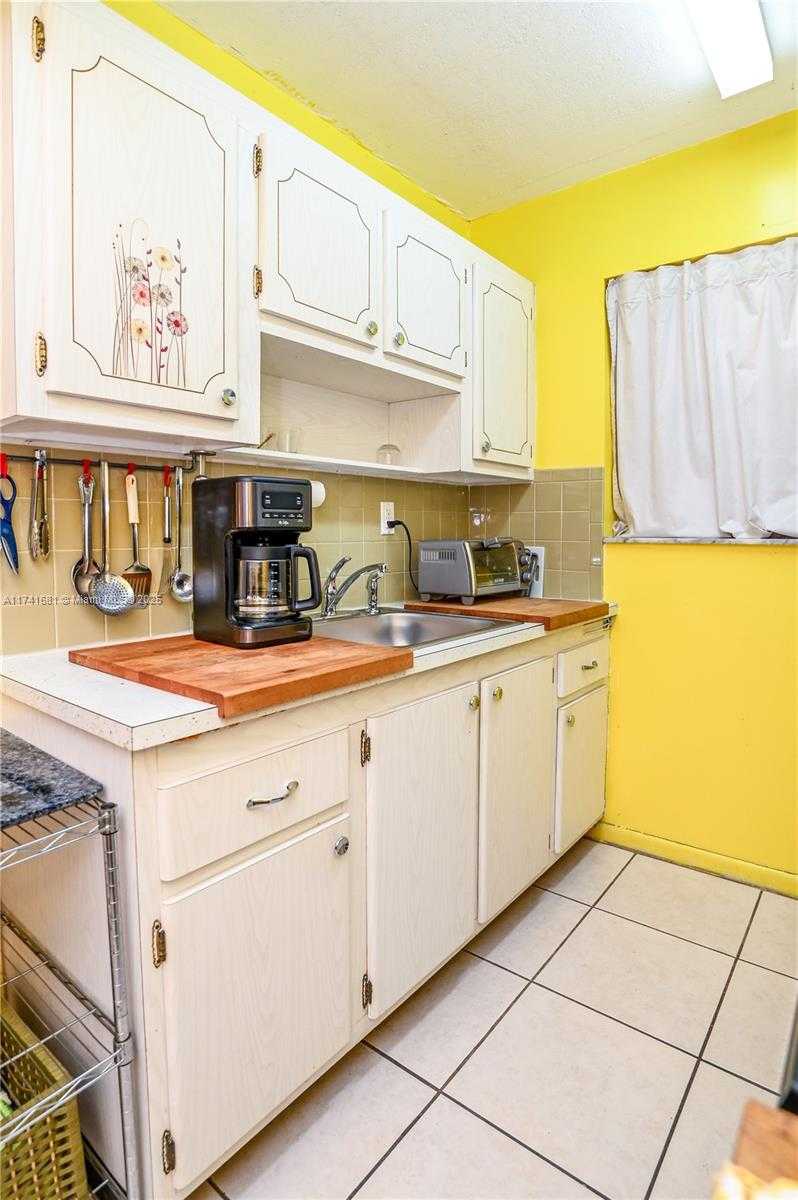 Small Image of 2145 PIERCE ST #102, Hollywood Number 16