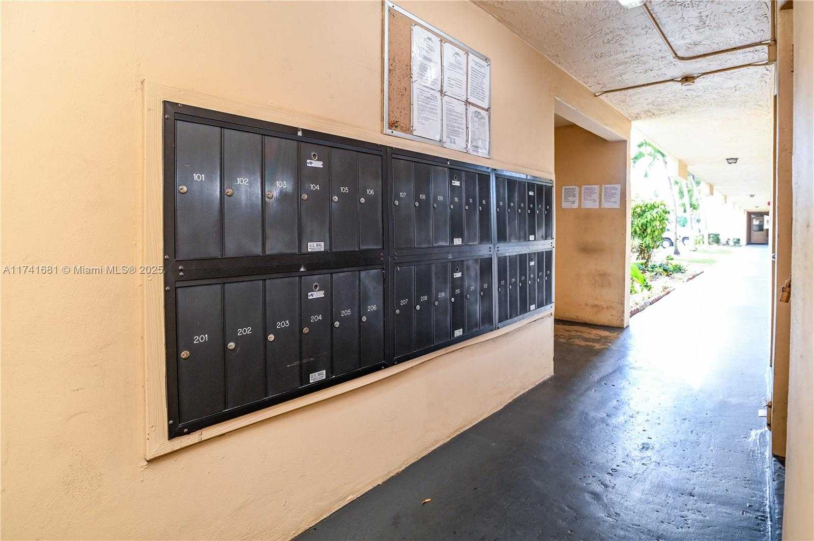 Small Image of 2145 PIERCE ST #102, Hollywood Number 28