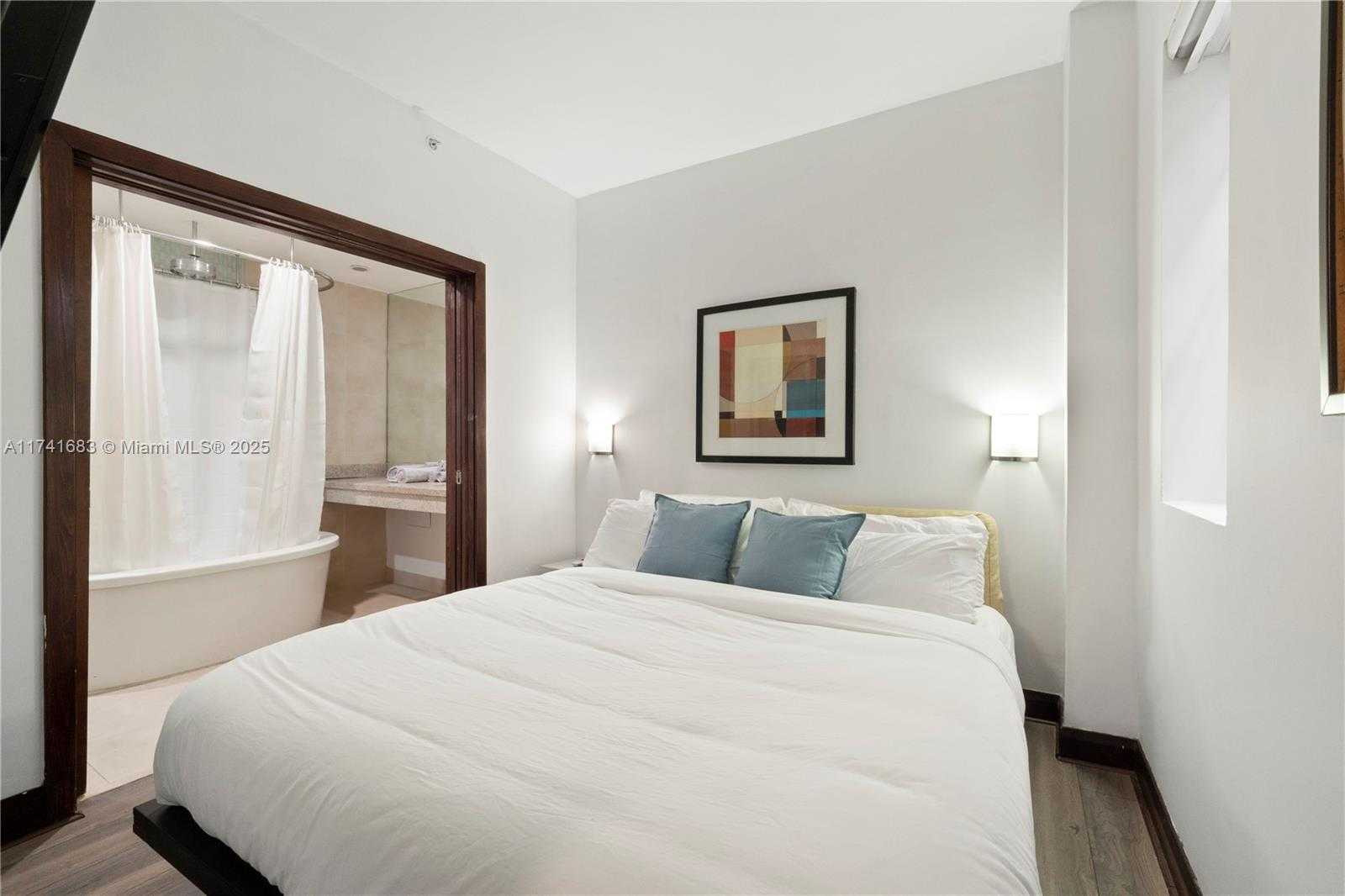 Small Image of 1036 OCEAN DR #B204, Miami Beach Number 3