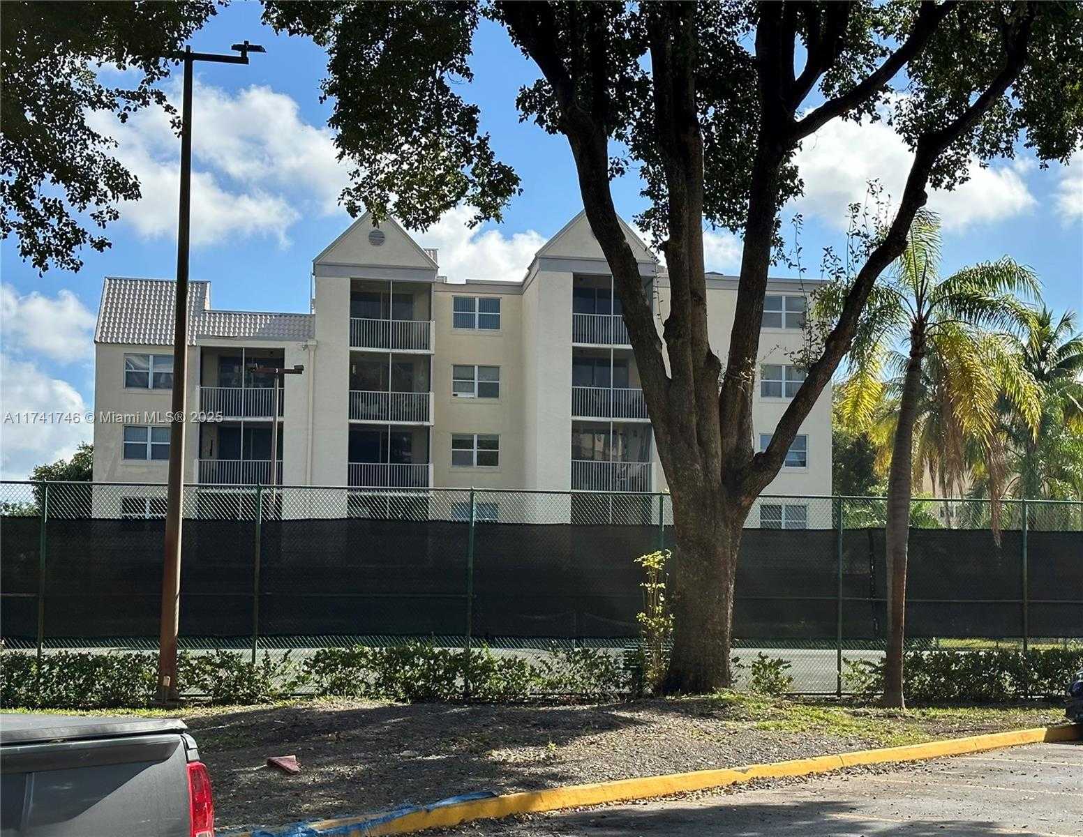 Small Image of 8373 LAKE DR #203, Doral Number 7