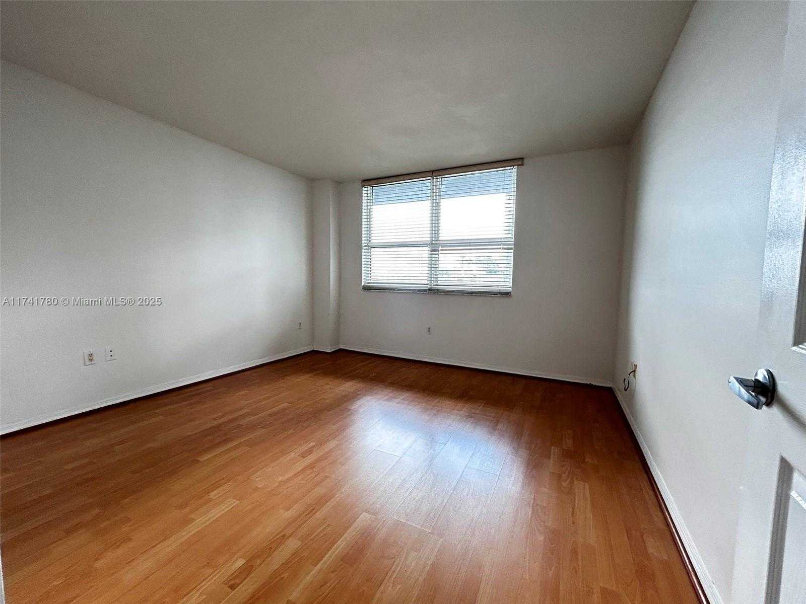 Small Image of 1155 BRICKELL BAY DR #605, Miami Number 13