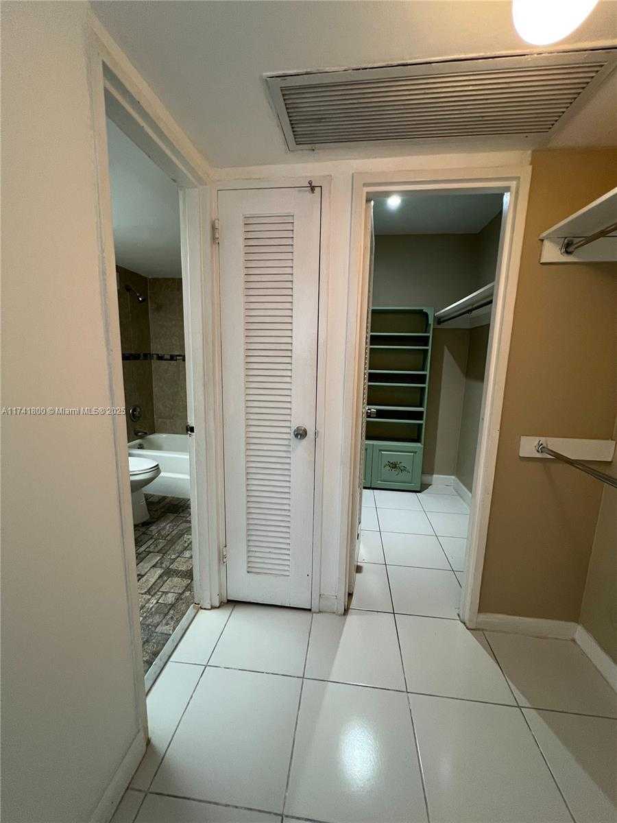 Small Image of 5700 COLLINS AVE #3D, Miami Beach Number 15